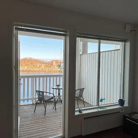 Apartment By The Sea In